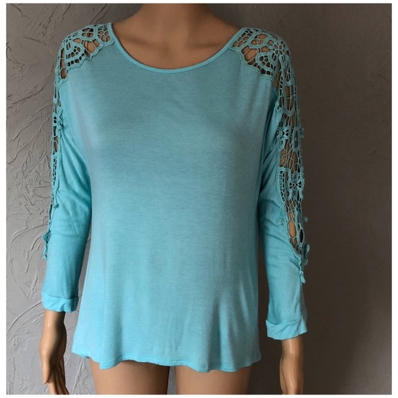 Super Soft and Comfy Crochet Sleeve Top - Picture 4 of 7